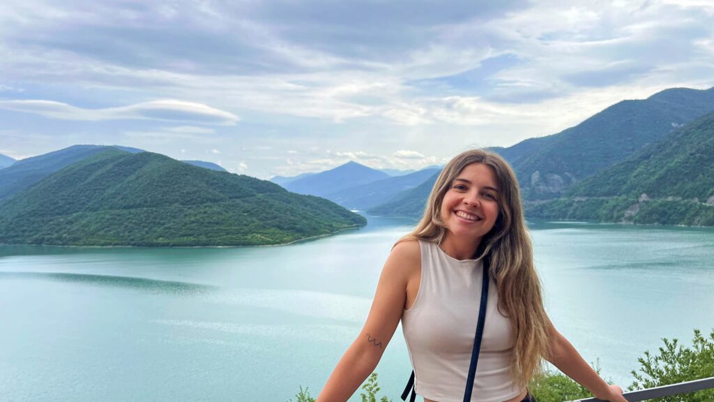 Vista hacia el embalse de Zhinvali, nuestra primera parada en la Carretera Militar Georgiana.