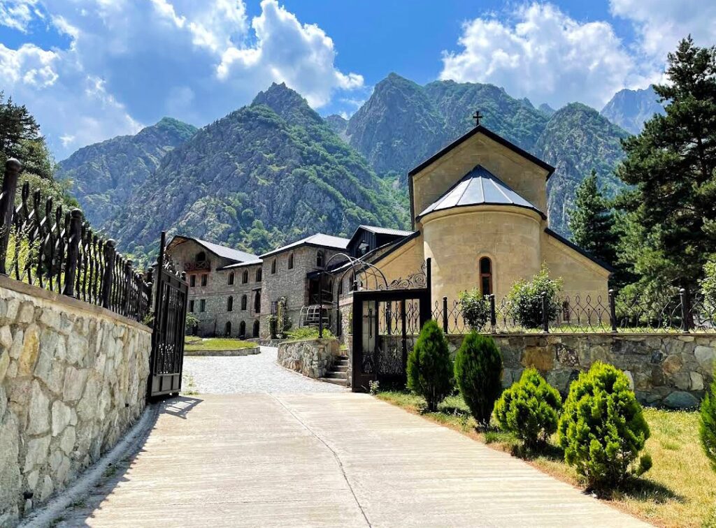 Monasterio Dariali, el final de la Carrtera Militar Georgiana.