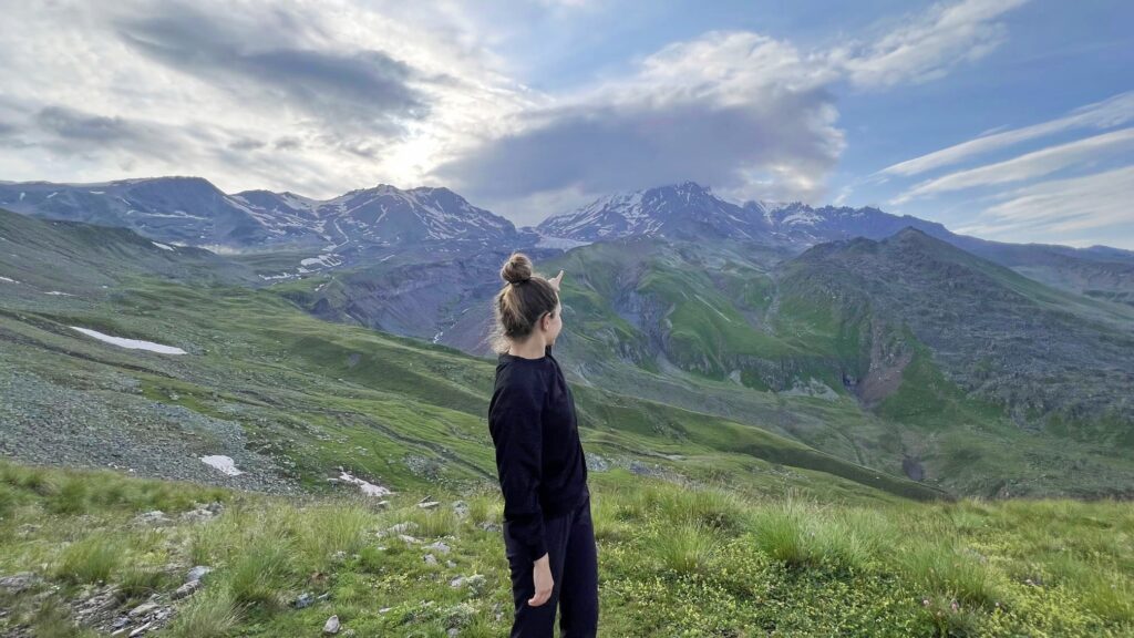 Llegamos a lo alto, desde donde se puede ver el glaciar, el punto final de uno de los mejores trekkings de Kazbegi.