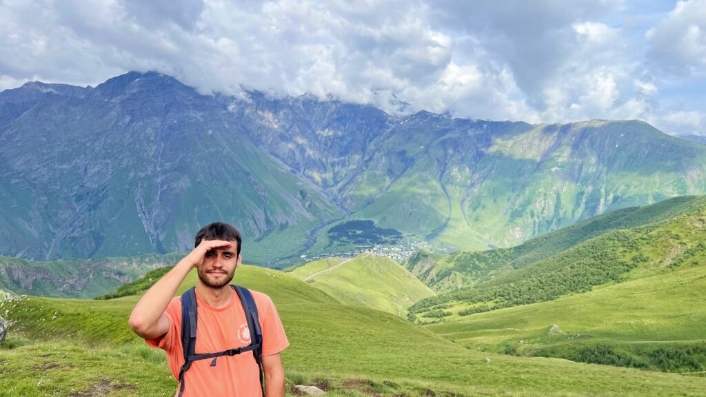 Camino al glaciar de Gergeti, uno de los mejores trekkings de Kazbegi.