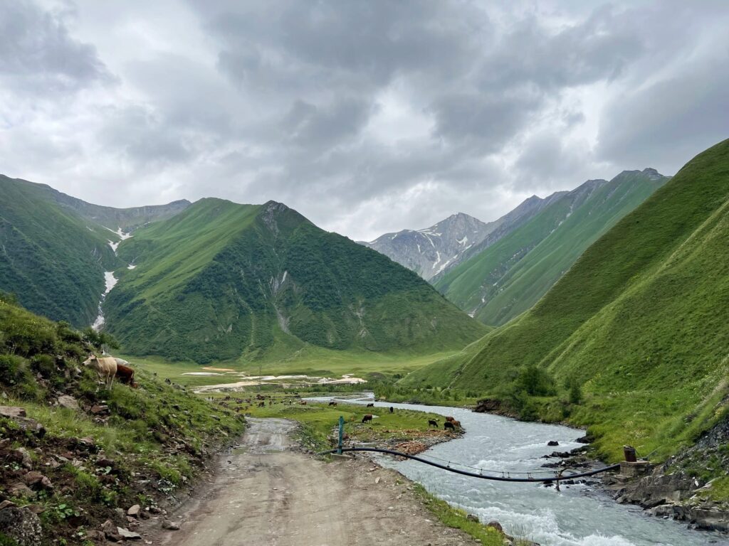 Saliendo del desfiladero al Valle de Truso. Uno de los mejores trekkings de Kazbegi.