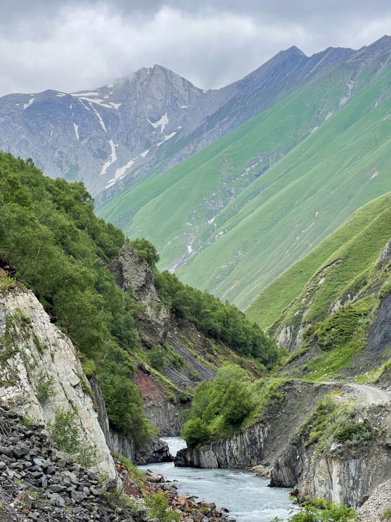 Mejores trekkings de Kazbegi. Al comienzo del trekking se recorre el desfiladero del río Térek. 