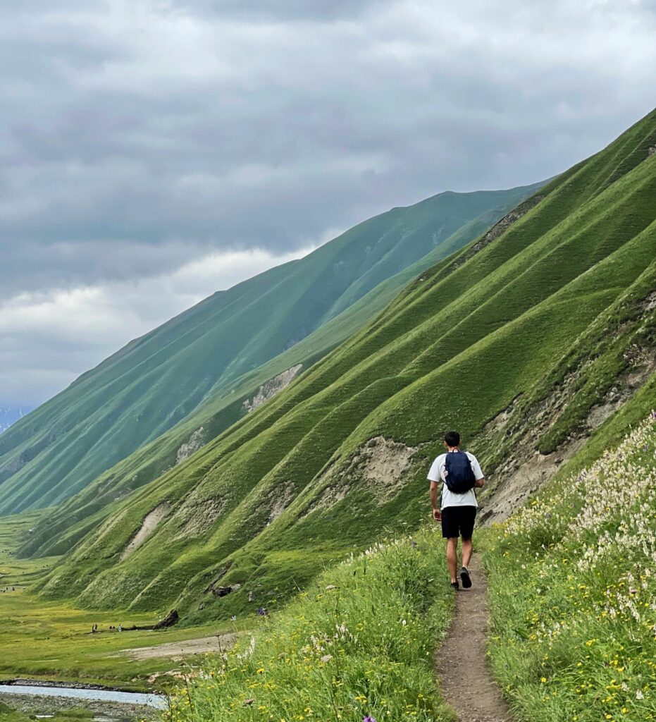Uno de los mejores trekkings de Kazbegi. La ruta por el Valle de Truso.