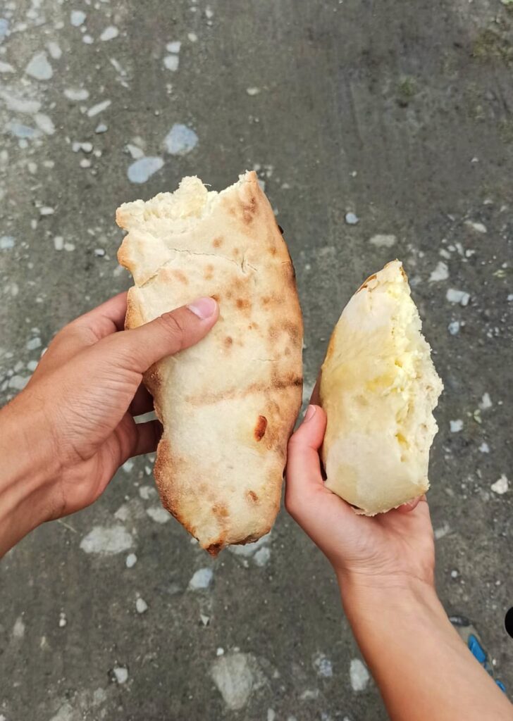 Los khachapuris, vaya forma de complementar uno de los mejores trekkings de Kazbegi!