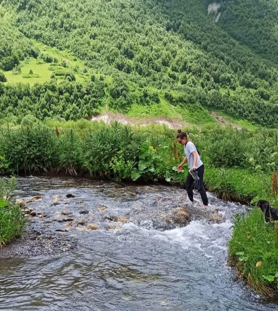 Cruzando un riachuelo de camino a Shakhara. Uno de los mejores trekkings de Mestia.
