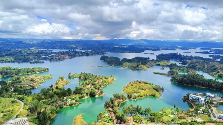 Visitar Guatapé y el Peñol. Cómo llegar, dónde comer y qué hacer