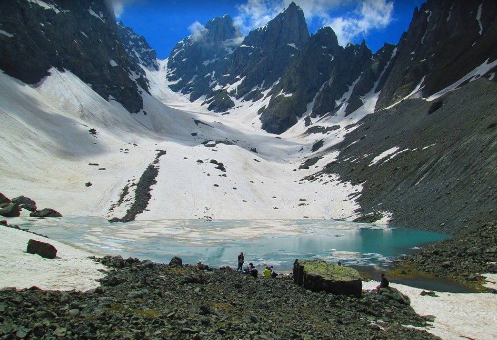 Ruta a los lagos Abudelauri, un de los trekkings más bonitos de Kazbegi.