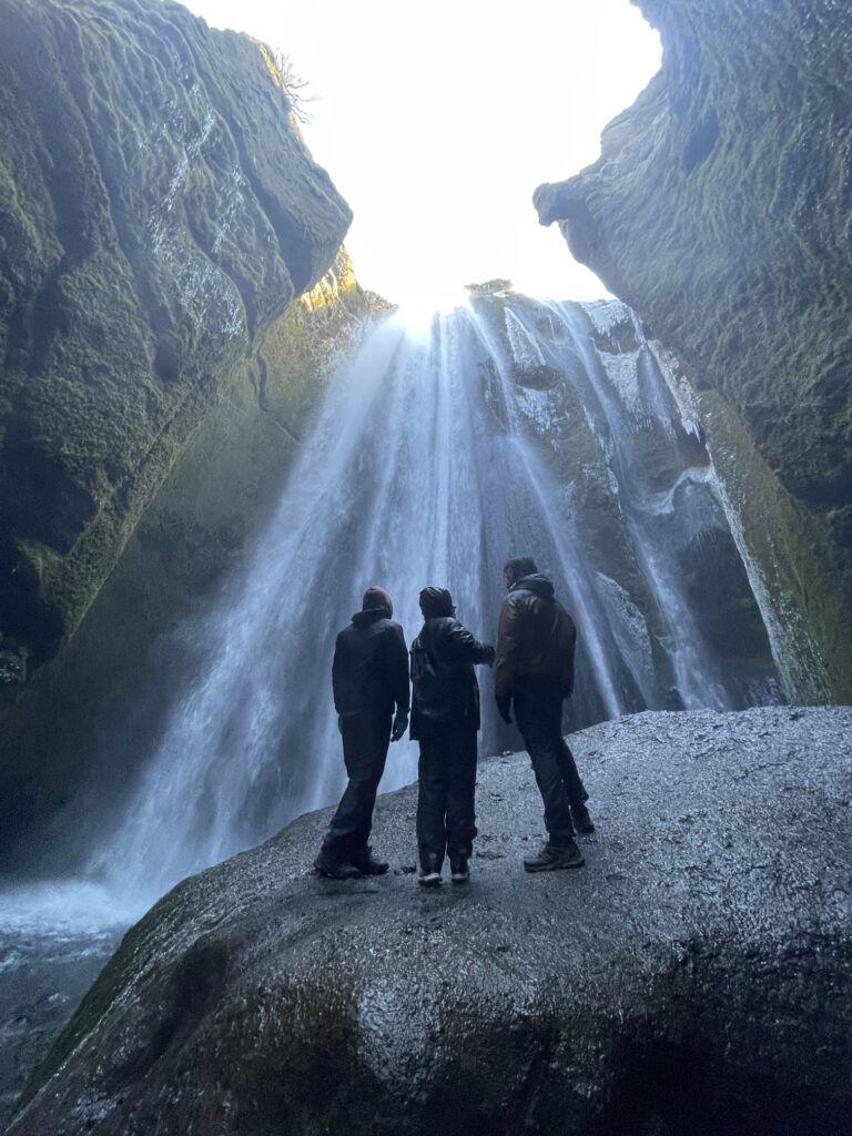 Entrar a ver Gljúfrabúi es una maravilla. Sin duda, una de las mejores cascadas que ver en el viaje en 10 días a Islandia.