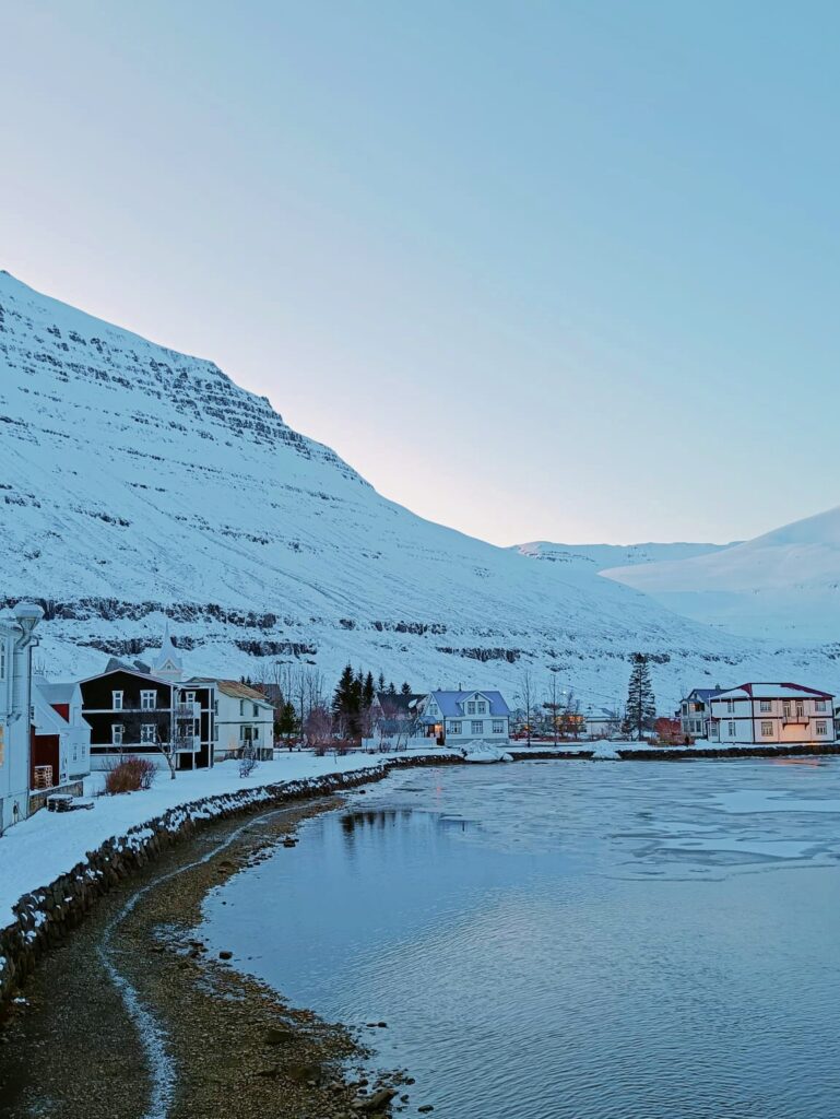 El pueblo de Seydisfjordur, en los fiordos del este, es el más bonito de Islanida