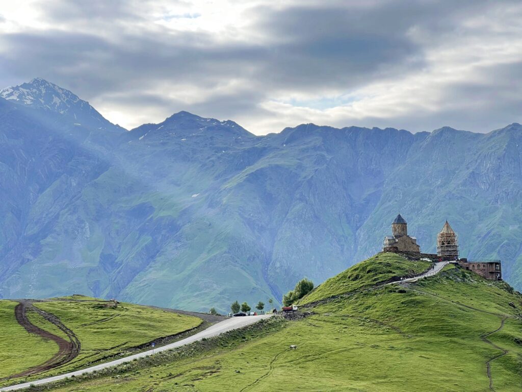 La Iglesia de la Trinidad de Gergeti, el broche de oro de la Carretera Militar Georgiana.