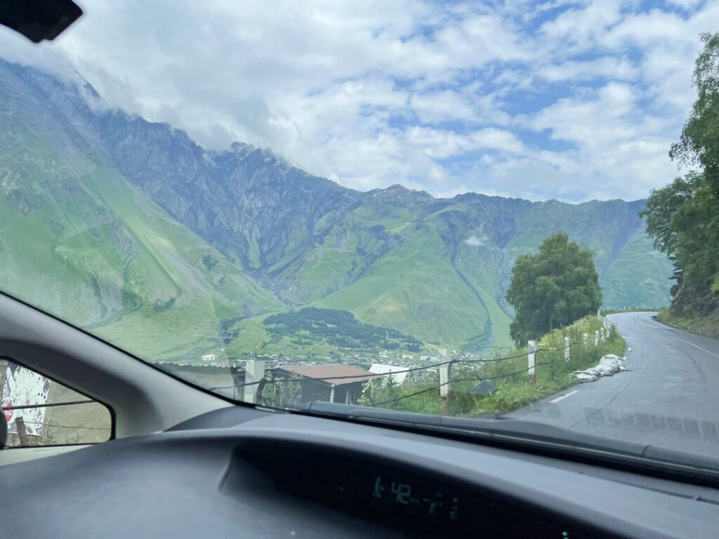 Conducir por Georgia te regala paisajes maravillosos.