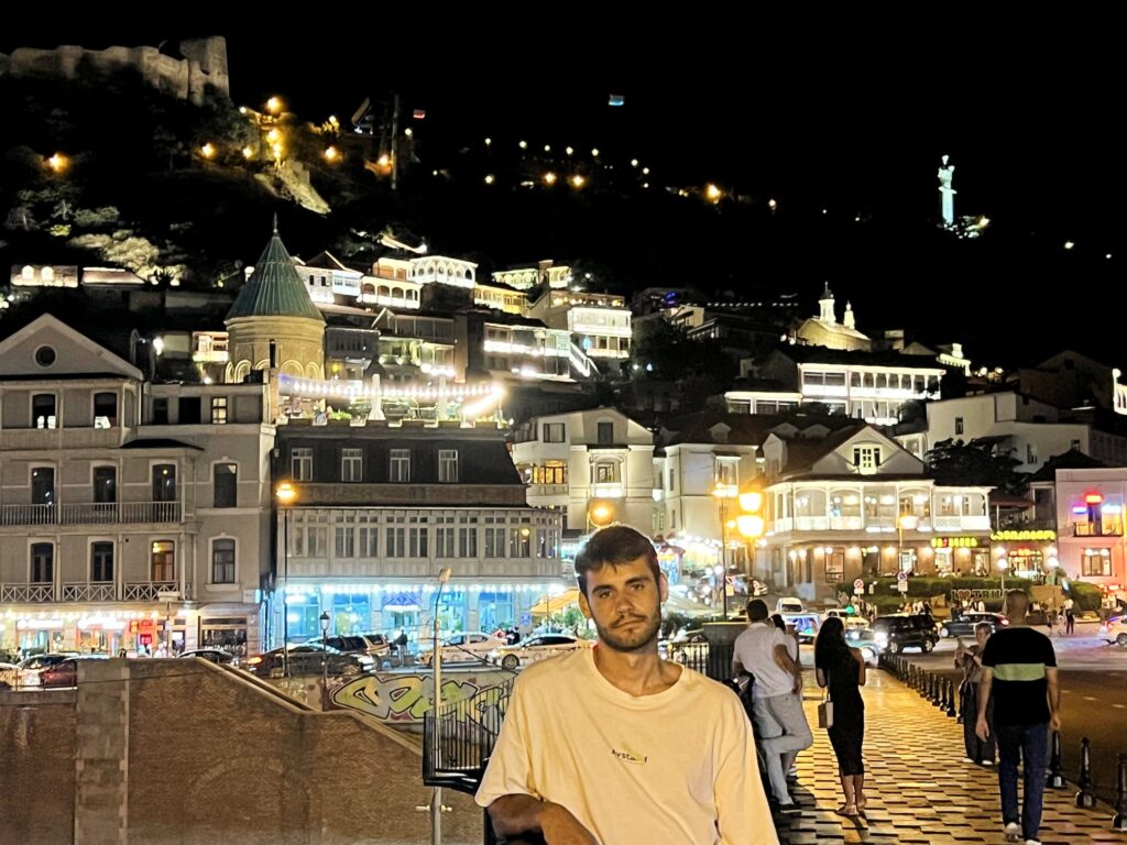 El Puente Metekhi, uno de los lugares por los que pasarás más de una vez en un día en Tbilisi.