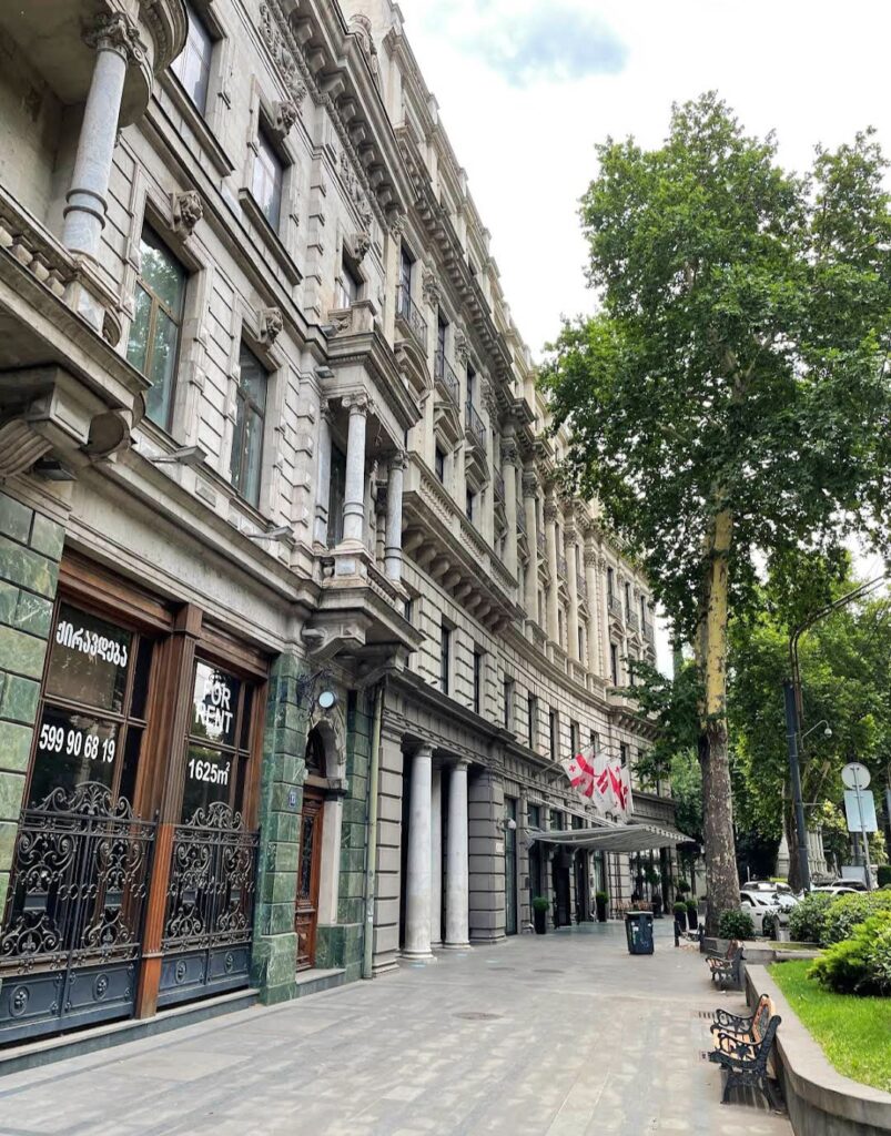 Recorrer la Avenida Shota Rustaveli en un día en Tbilisi.