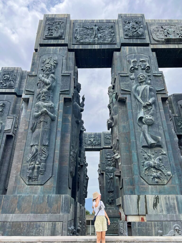Las Crónicas de Georgia, un impresionante monumento que ver en Tbilisi en dos días.