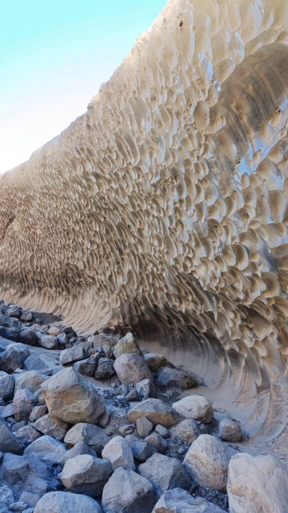Lengua glaciar de Skaftafellsjökull. Si quieres viajar barato en Islandia, una alternativa es que hagas por libre lo que se ofrece en las excursiones.