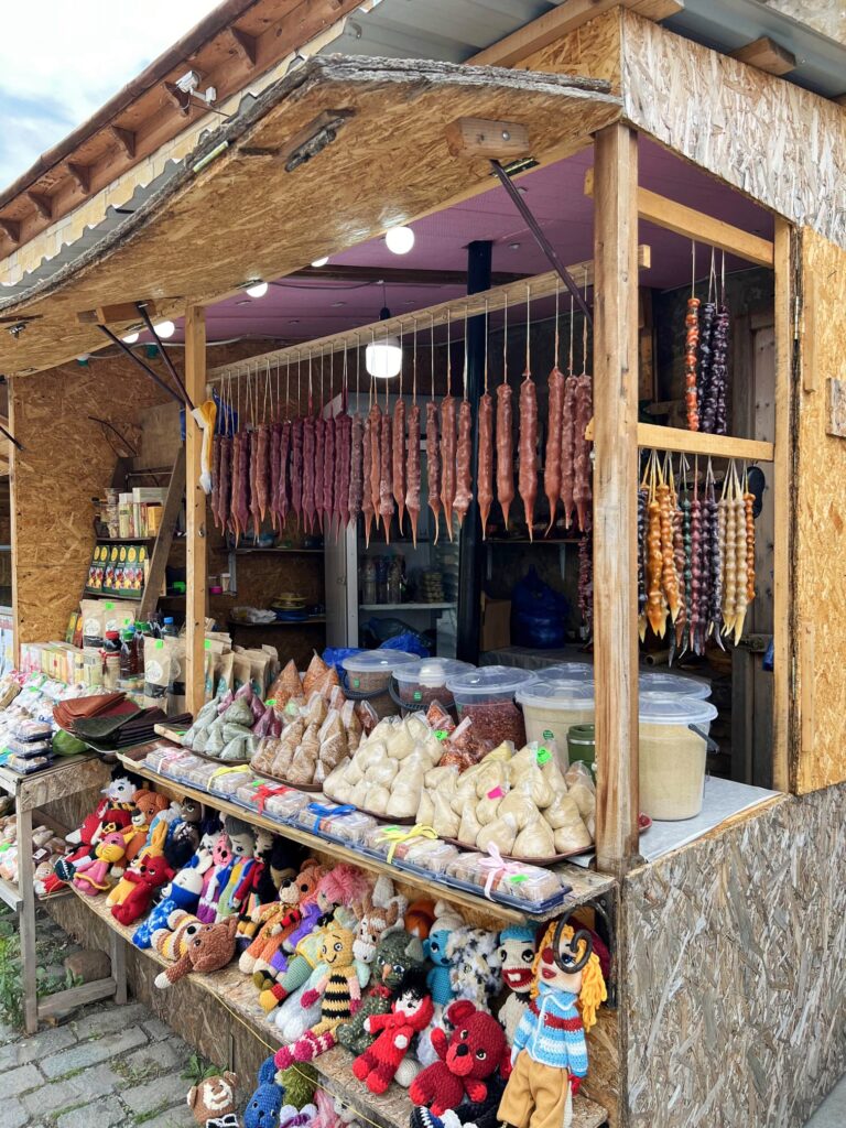 Churchkhelas, los populares dulces georgianos. Puestos en la calle principal de Mtskheta.