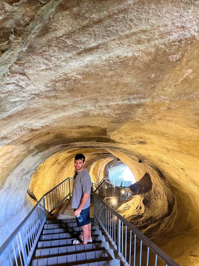 El curioso túnel de Uplistsikhe.