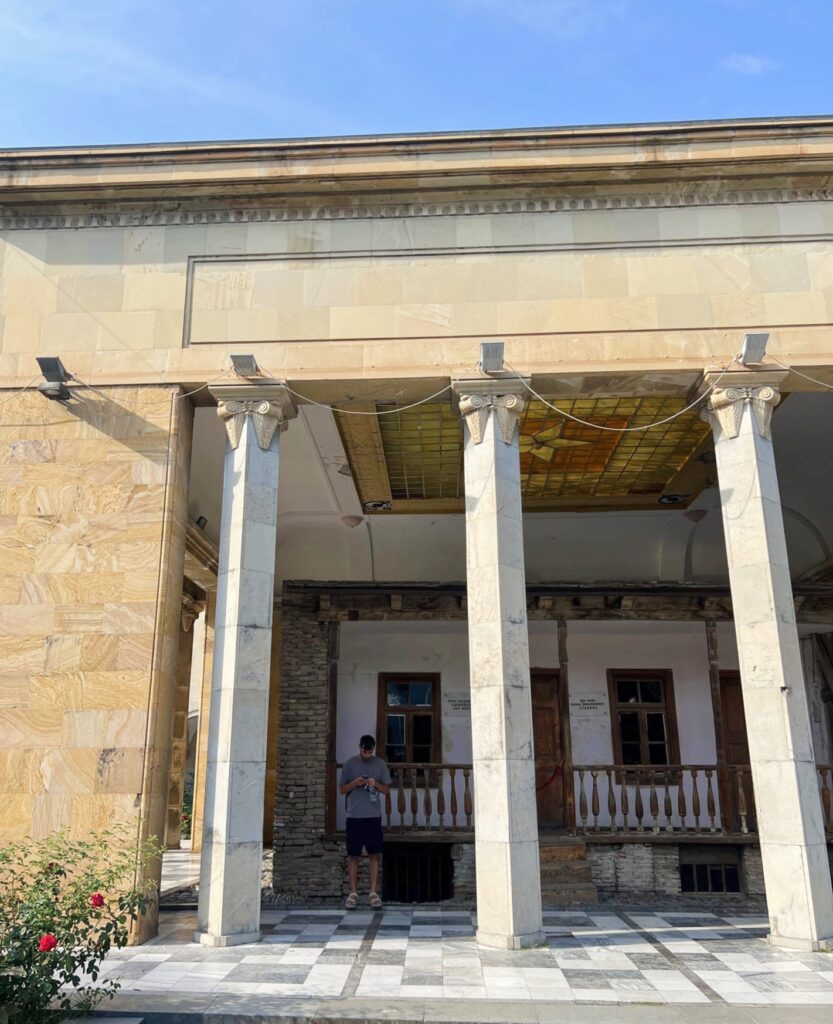 La casa de Stalin, uno de los lugares con más historia que visitar en Georgia en 10 días.