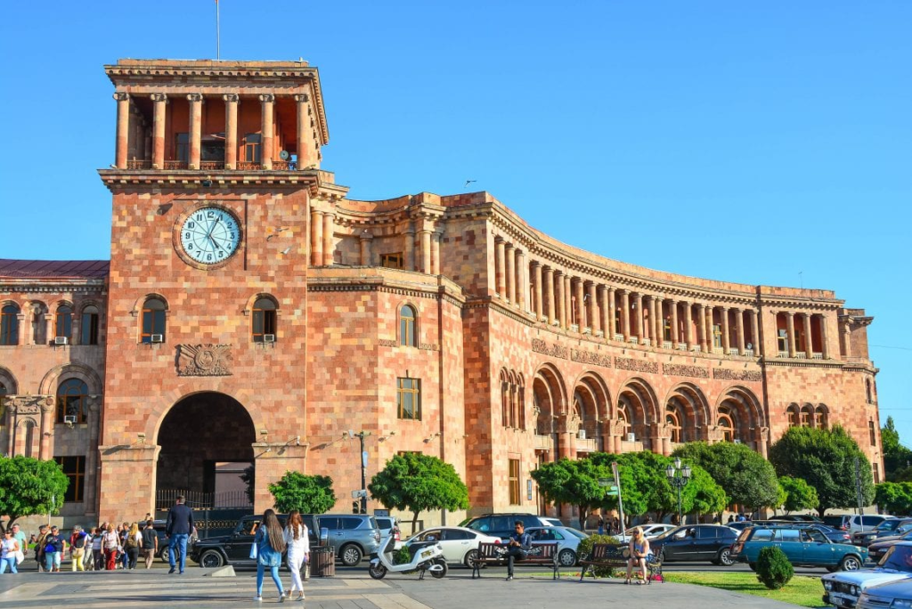 Los alrededores de la Plaza de la República, uno de los mejores lugares donde dormir en Ereván.