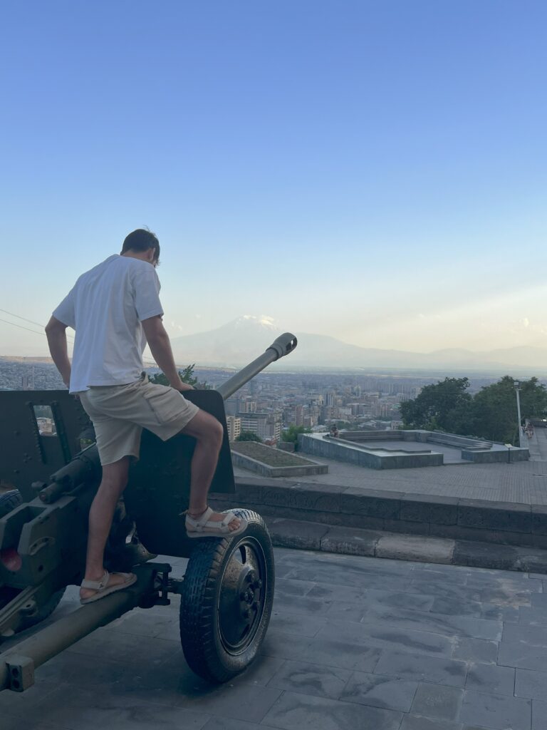 Museo militar al aire libre con vistas al Monte Ararat, en los alrededores de la Madre de Armenia.