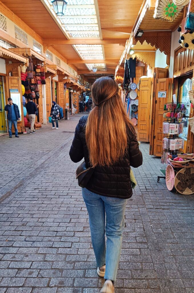 Avenida des Consuls, una de las calles más concurridas de la medina de Rabat.