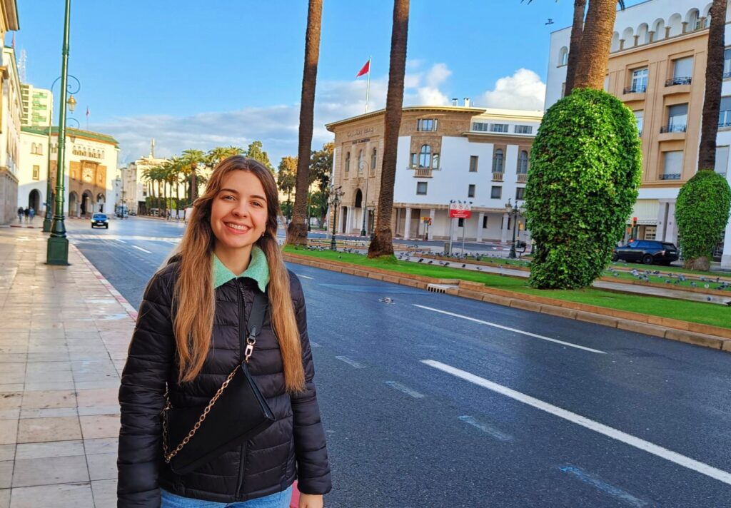 Paseando por la Avenida Mohammed V, una de las arterias principales de Rabat