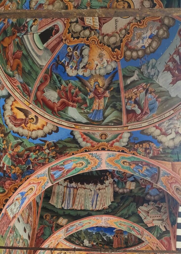 Frescos en el Monasterio de Rila, uno de los mejores lugares que visitar en un viaje a Bulgaria.