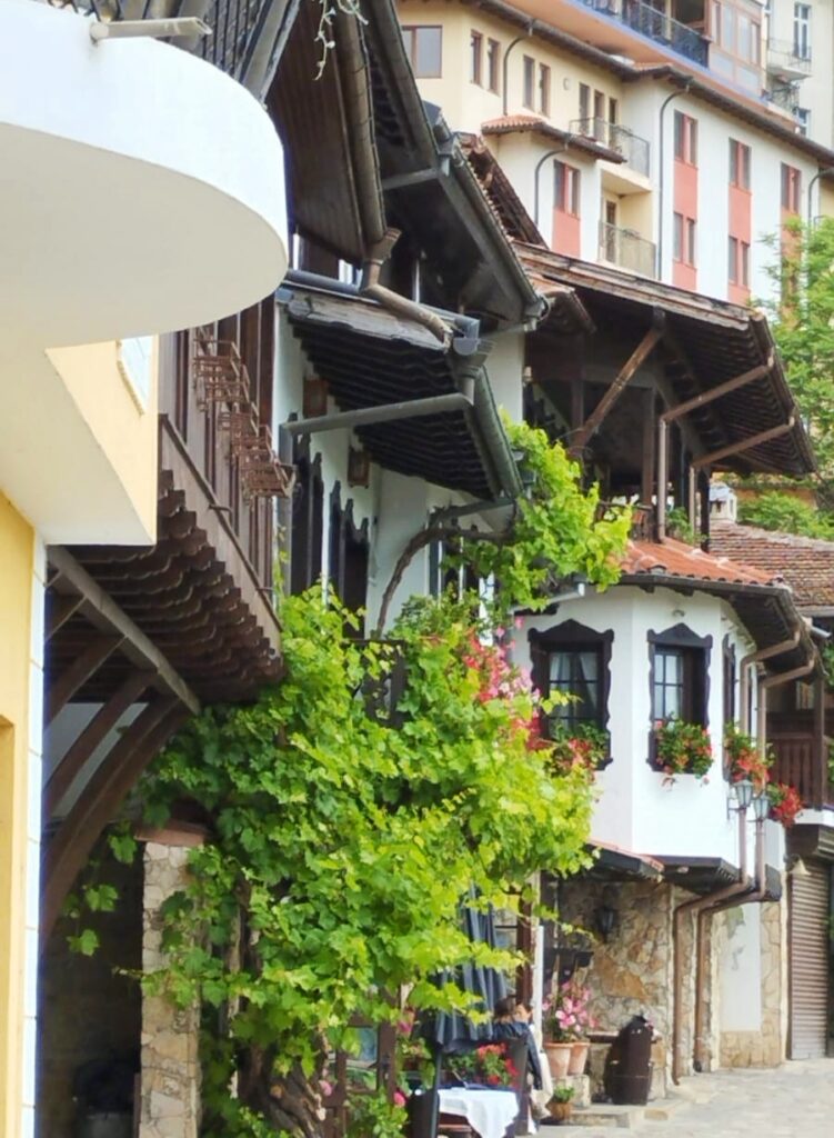 Pasear por las calles de Veliko Tarnovo, algo que tienes que hacer en un viaje a Bulgaria.