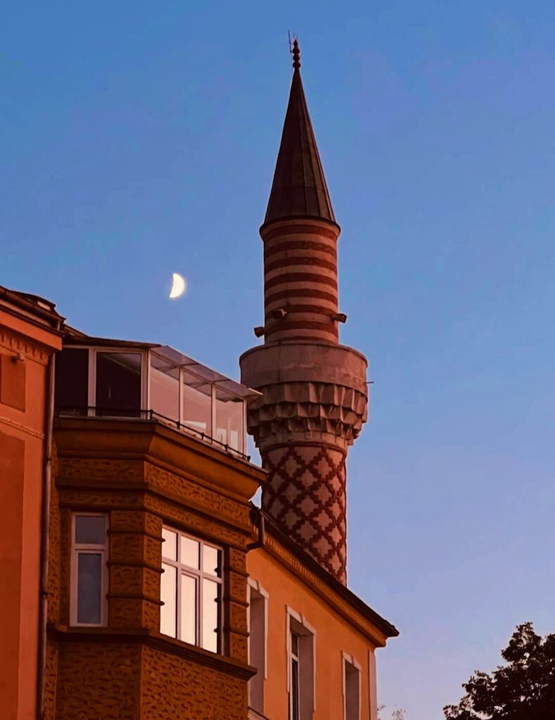 Minarete de la mezquita de Plovdiv. Viaje a Bulgaria.