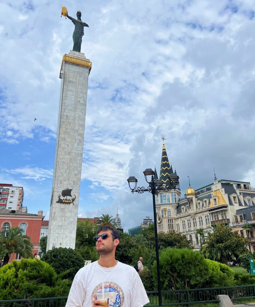 Medea sosteniendo la piel del carnero dorado en Batumi.