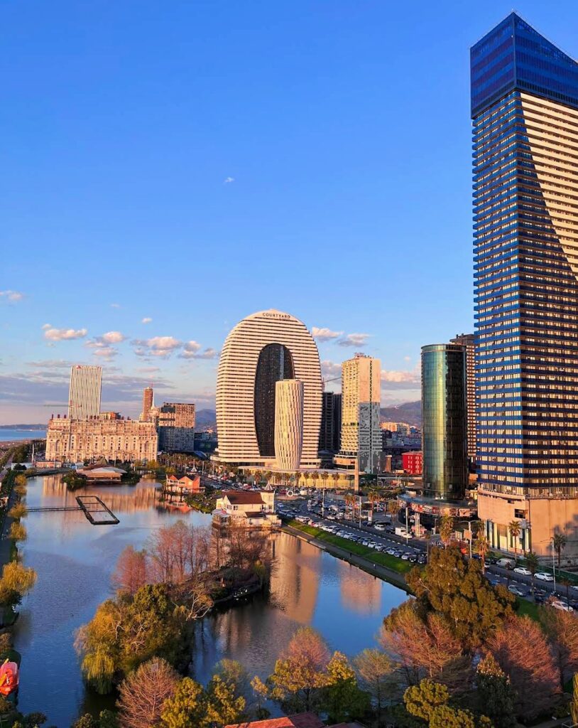 El Ardagani Lake de Batumi, con imponentes edificios a su alrededor. Imagen tomada desde Restaurant Tower.