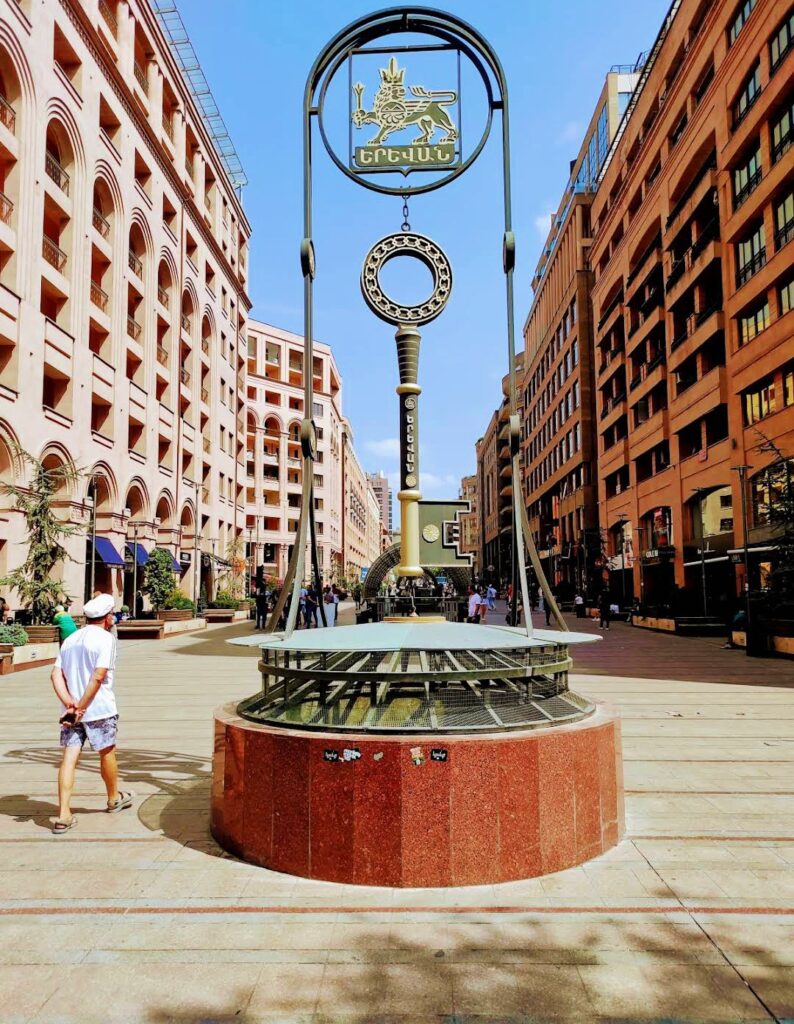 Hyusisayin poghota, la calle principal que caminar en Ereván en 1 día.