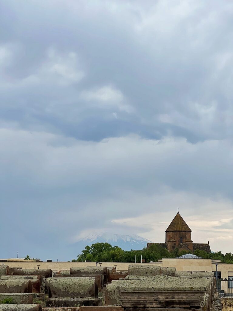 Vistas desde el antigua cementerio de Echmiadzín.