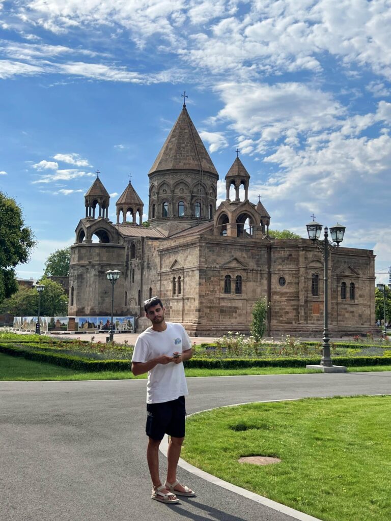 Puedes conducir en Armenia para llegar a Echmiadzín, el Vaticano de Armenia.