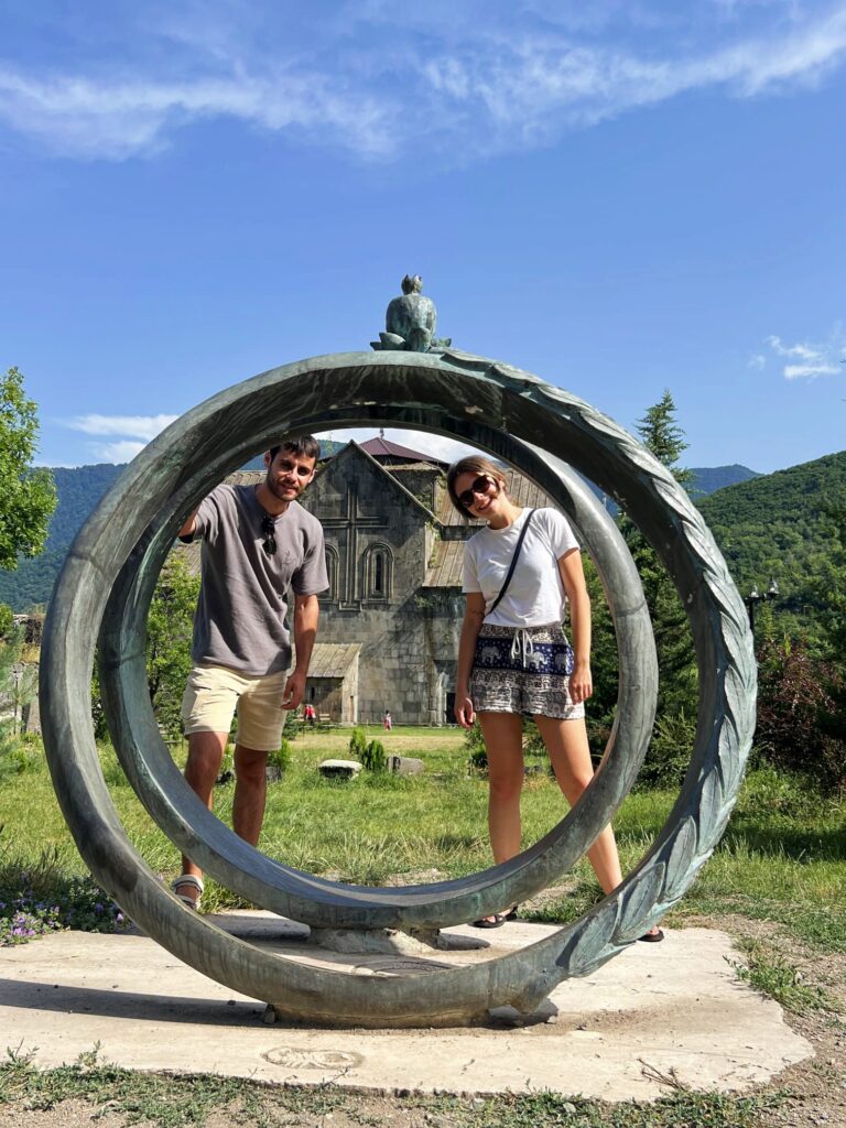 Los famosos anillos en frente del Monasterio de Ajtala, en el norte de Armenia.