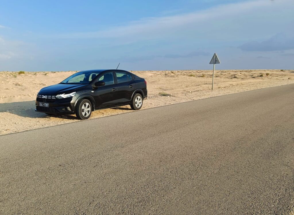 Conducir en Túnez. Parados al lado de la carretera a Mos Espa. Como veis, un camino asfaltado en perfectas condiciones.