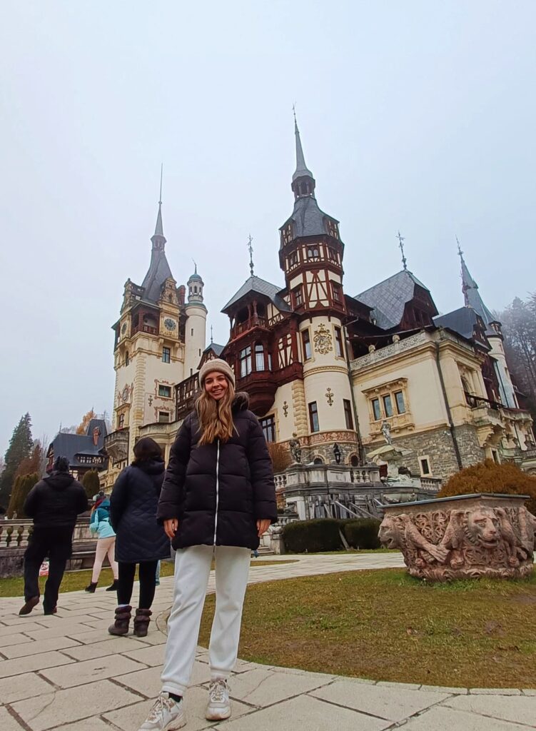 Conducir en Rumanía te facilitará llegar a preciosos castillos como el Castillo de Peles.