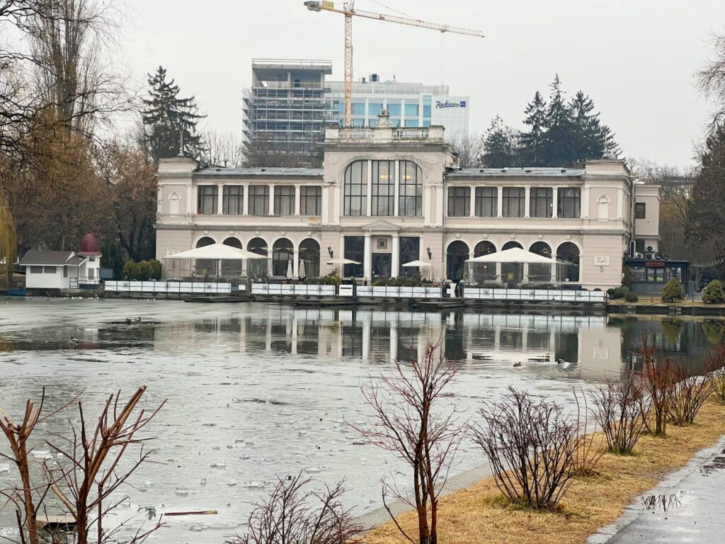 El Parque Central Simion Bartnutiu, el corazón verde de Cluj-Napoca.