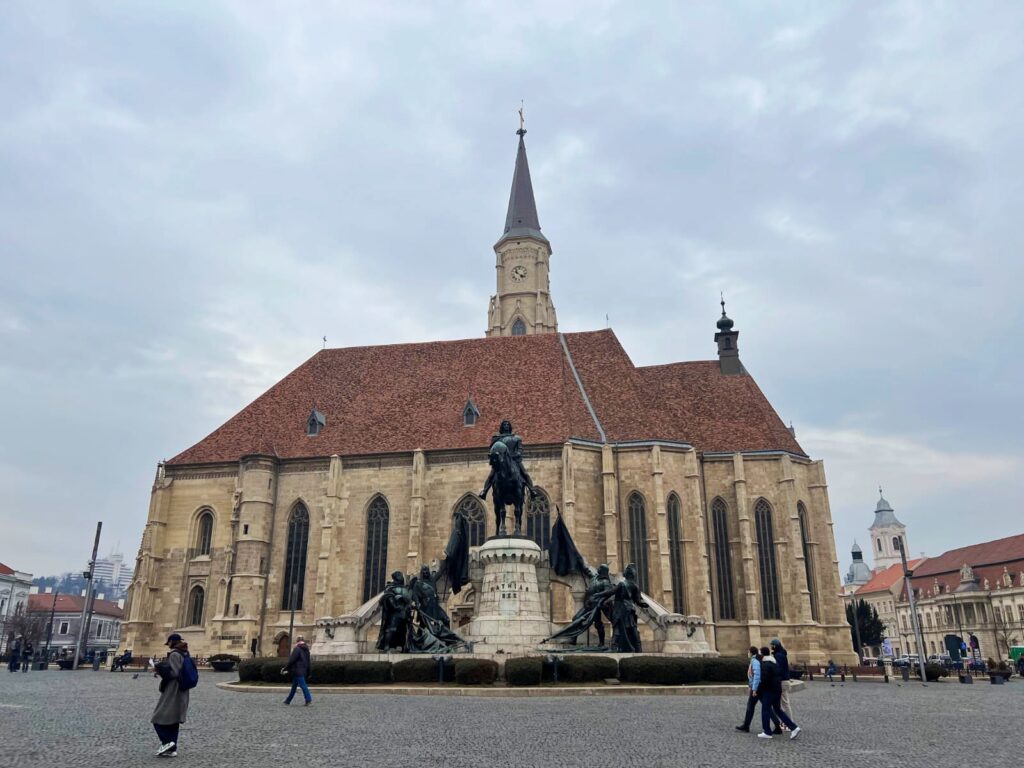 La Iglesia de San Miguel con la imponente escultura de Matías Corvino.