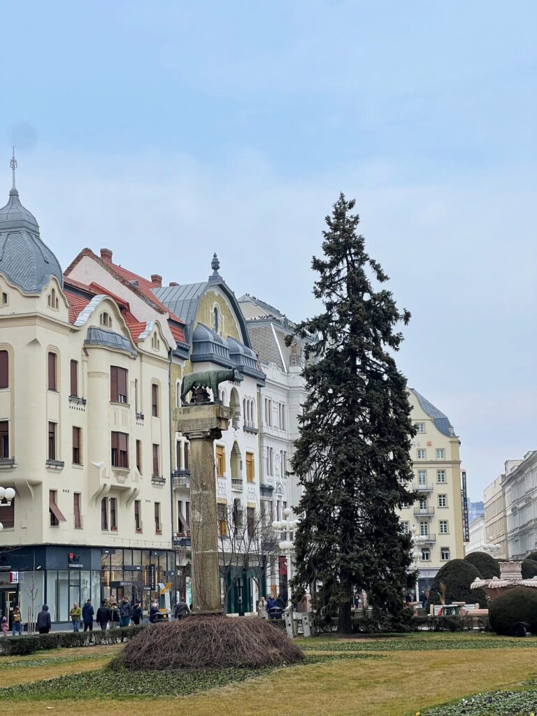 La escultura de la Loba Capitolina en la Plaza de la Victoria de Timisoara.