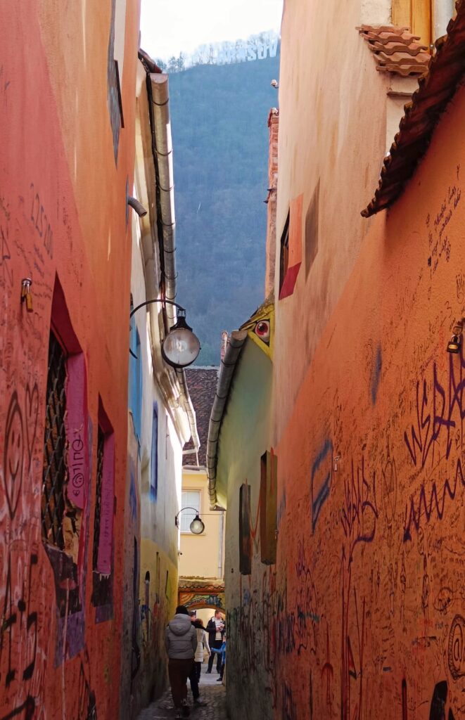 La Strada Sforii, la calle más estrecha de Brasov y una de las más estrechas de Europa.