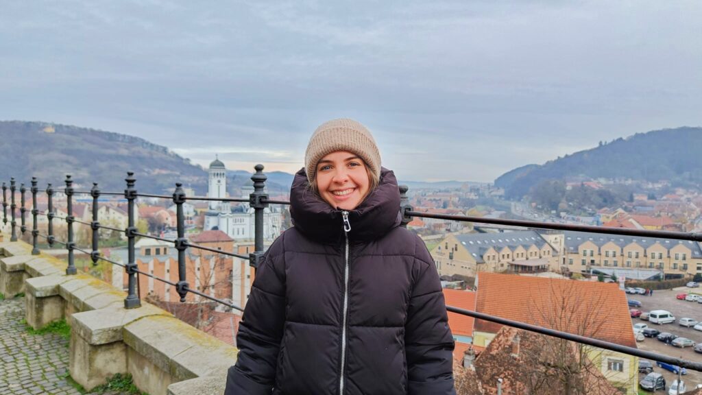 Las vistas desde el Ayuntamiento de Sighisoara, con la Iglesia de la Santa Trinidad de fondo.