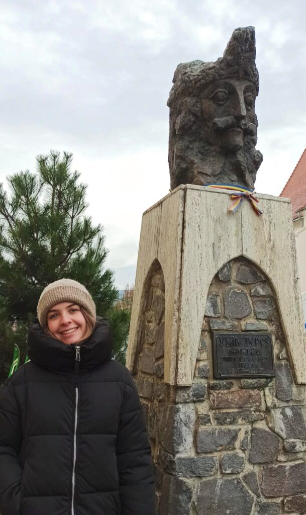 La escultura de Vlad Tepes, el personaje más emblemático de Sighisoara.