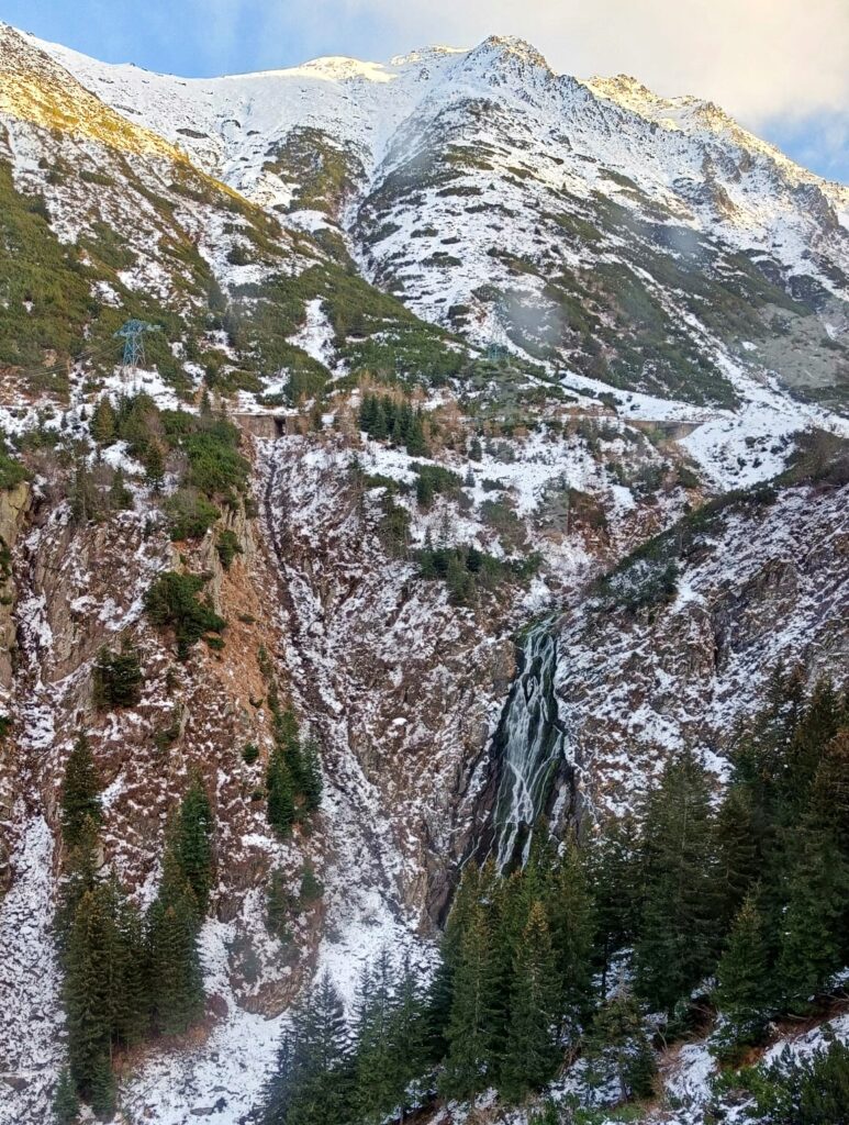 La Cascada Balea en la carretera La carretera Transfagarasan.