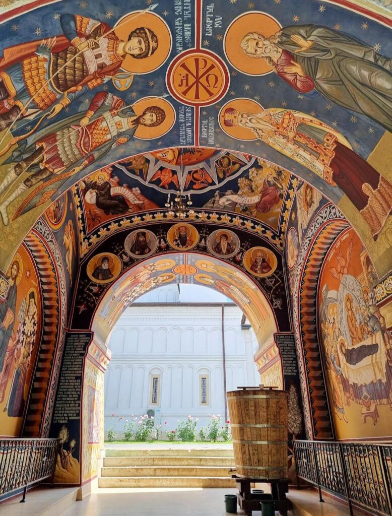 Ver los frescos del Monasterio Radu Voda, una de las cosas que tienes que hacer en 1 día en Bucarest.