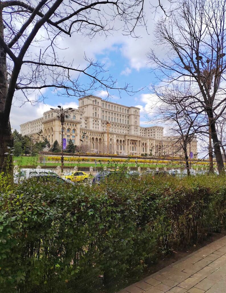 El Palacio del Parlamento de Bucarest, el edificio más impresionante que ver en Bucarest en 1 día.