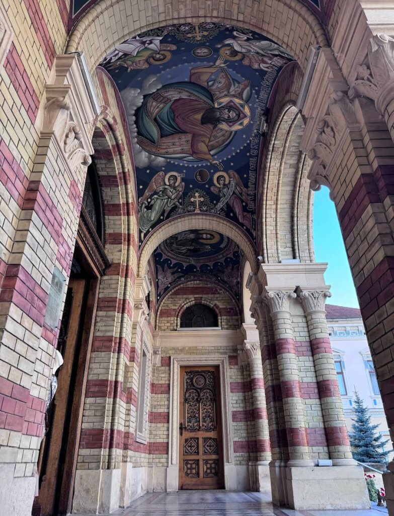 La entrada a la Catedral de la Santísima Trinidad de Sibiu.