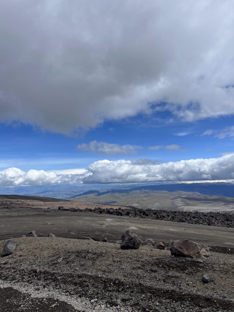Carretera en el interior de la Reserva del Chimborazo.