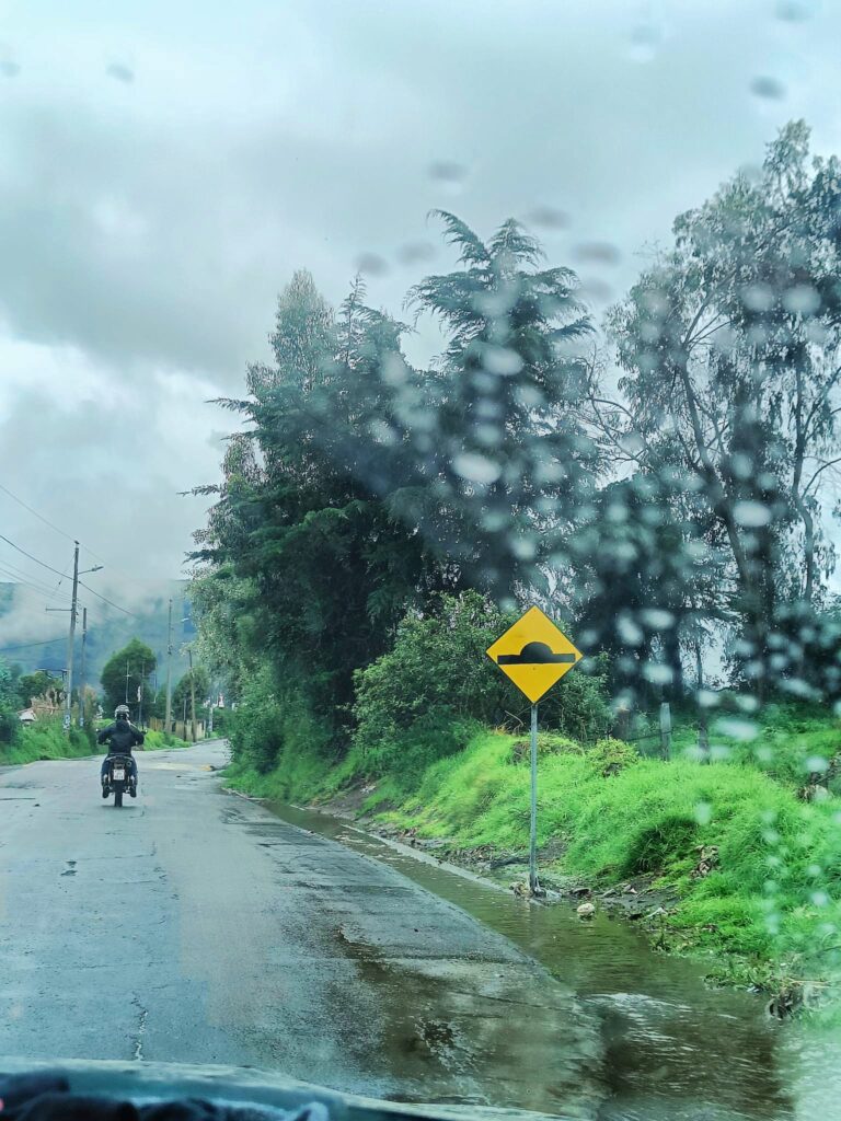 Los badenes, un quebradero de cabeza a la hora de conducir en Ecuador.