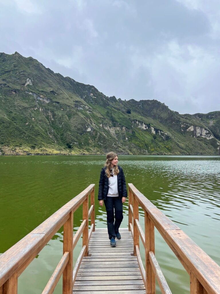 Un pequeño muelle a ras de la Laguna de Quilotoa.